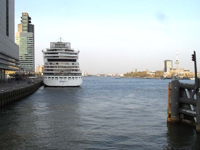 Cruiseschip ms AIDAdiva van AIDA Cruises aan de Cruise Terminal Rotterdam